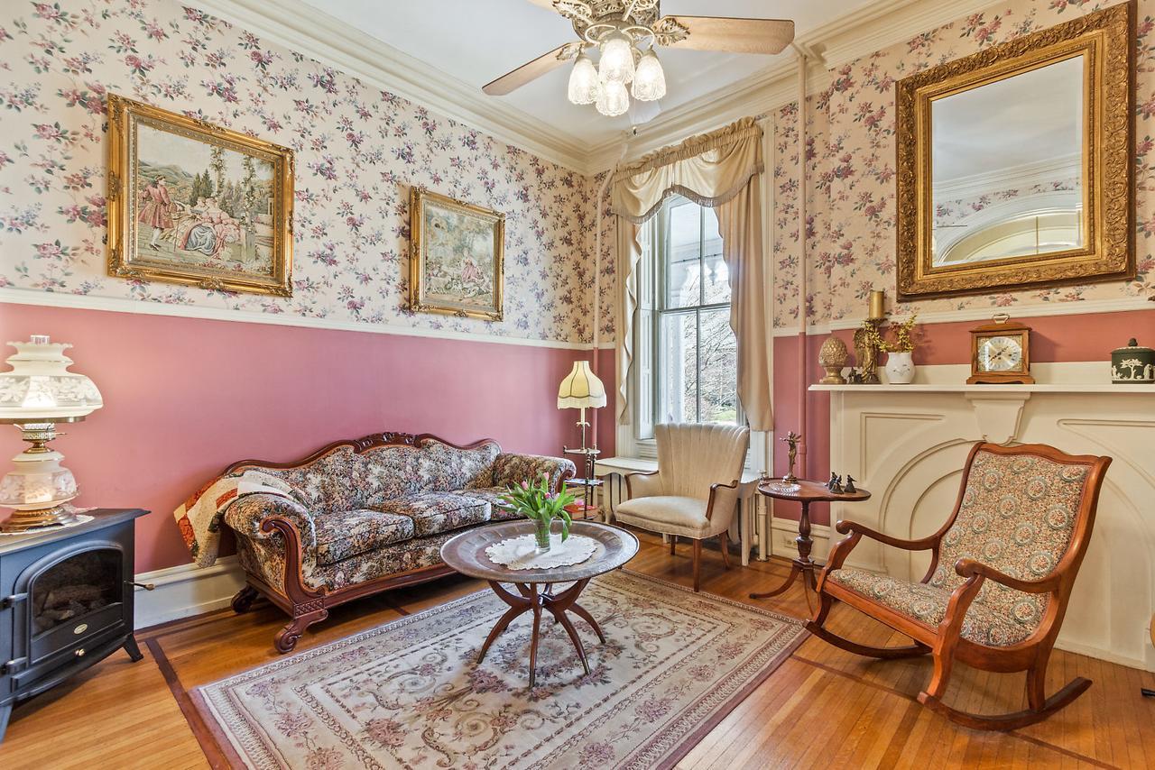 Lovelace Manor Bed And Breakfast แลงคาสเตอร์ ภายนอก รูปภาพ