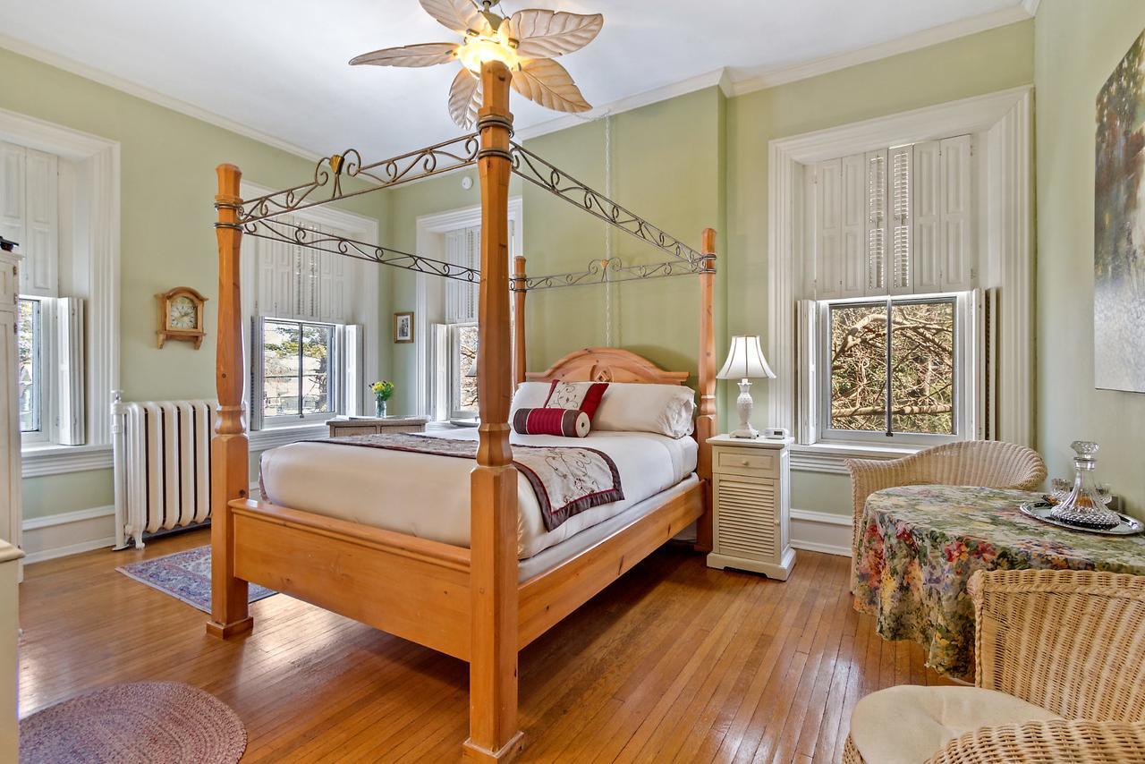 Lovelace Manor Bed And Breakfast แลงคาสเตอร์ ภายนอก รูปภาพ