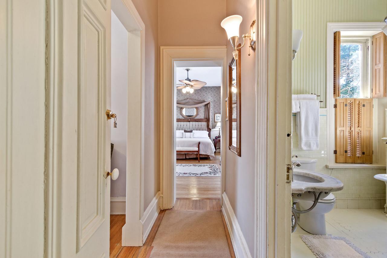 Lovelace Manor Bed And Breakfast แลงคาสเตอร์ ภายนอก รูปภาพ