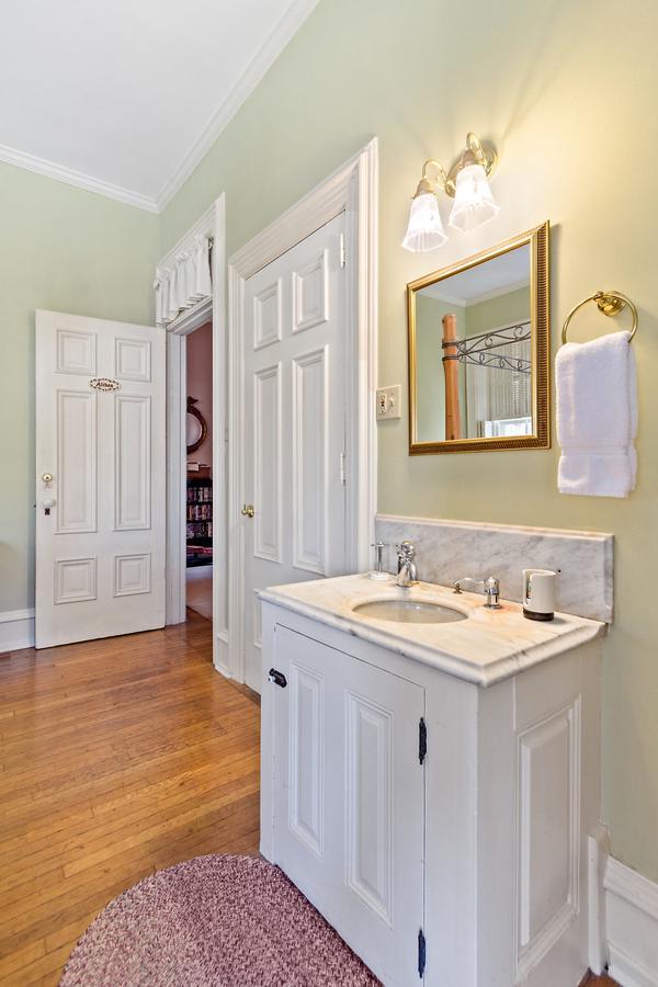 Lovelace Manor Bed And Breakfast แลงคาสเตอร์ ภายนอก รูปภาพ